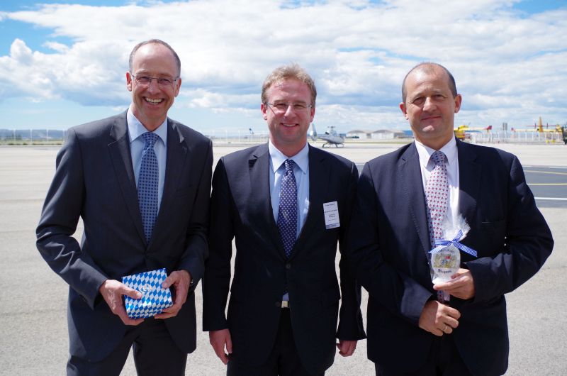 BU: Im Rahmen der Informationsreise wurden auch Gastgeschenke ausgetauscht. Unser Foto zeigt MdL Wolfgang Fackler (Mitte) mit dem Vorsitzenden der Geschftsfhrung von Airbus Helicopters, Dr. Wolfgang Schoder (links), und Vincent Dubrule (Geschftsfhrer 