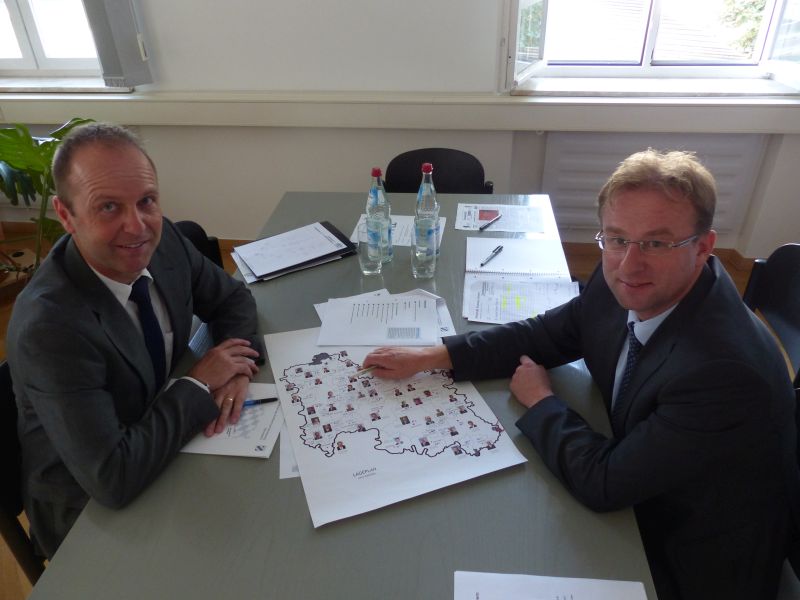 BU: Der Landtagsabgeordnete Wolfgang Fackler (rechts) informierte sich beim Leiter des Amtes fr Digitalisierung, Breitband und Vermessung in Donauwrth, Thomas Gruber, ber den Breitbandausbau im Landkreis. Foto: Erdt