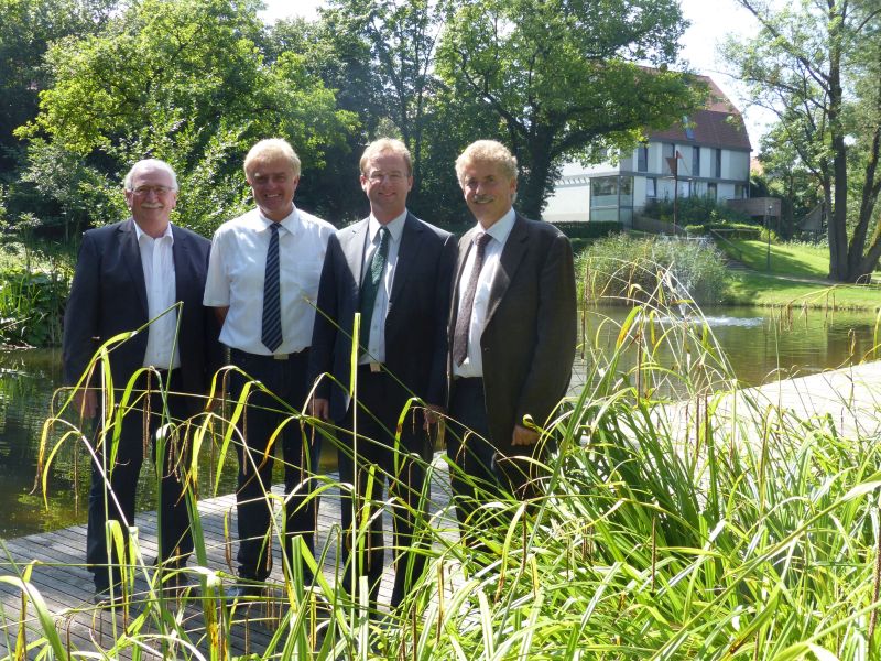 Landtagsabgeordneter Wolfgang Fackler (Zweiter von rechts) lie sich vom 2. Brgermeister Leo Meier, 3. Brgermeister Hans Hafner und Brgermeister Gerhard Martin (von links) durch den Stadtpark fhren. 