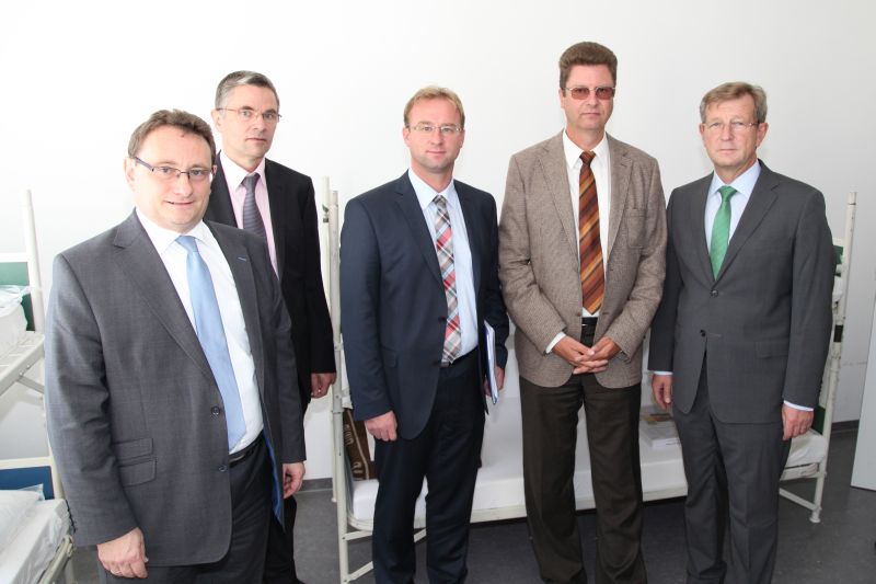 MdL Wolfgang Fackler (Dritter von links) machte sich zusammen mit MdB Ulrich Lange, Peter Roos (Regierung von Schwaben), Richard Lodermeier (Stadt Donauwrth) und Bezirksrat Peter Schiele (von links) ein Bild von der Unterbringung der Flchtlinge.