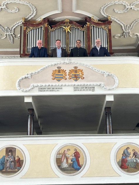 Das Foto zeigt (von links) Kirchenpfleger Erich Hofgrtner, MdL Wolfgang Fackler, Pfarrer Abraham Vanchipura und Brgermeister Karl Rehm. 