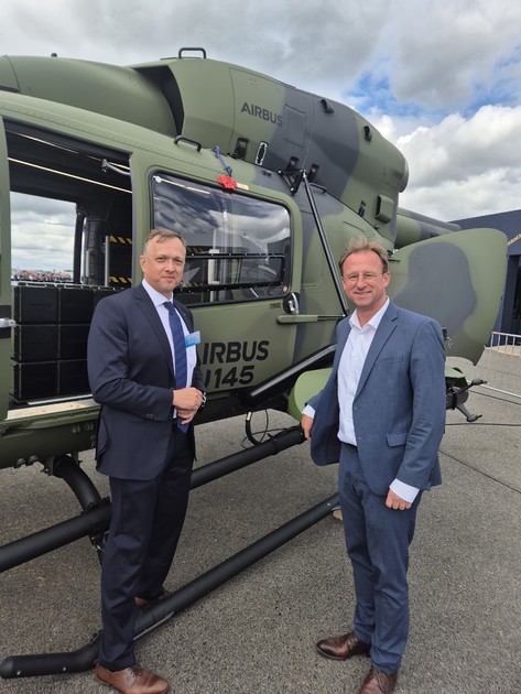 Das Foto zeigt MdL Wolfgang Fackler (rechts) mit dem Deutschland-Chef von Airbus Helicopters Deutschland, Stefan Thom� vor dem U145. 