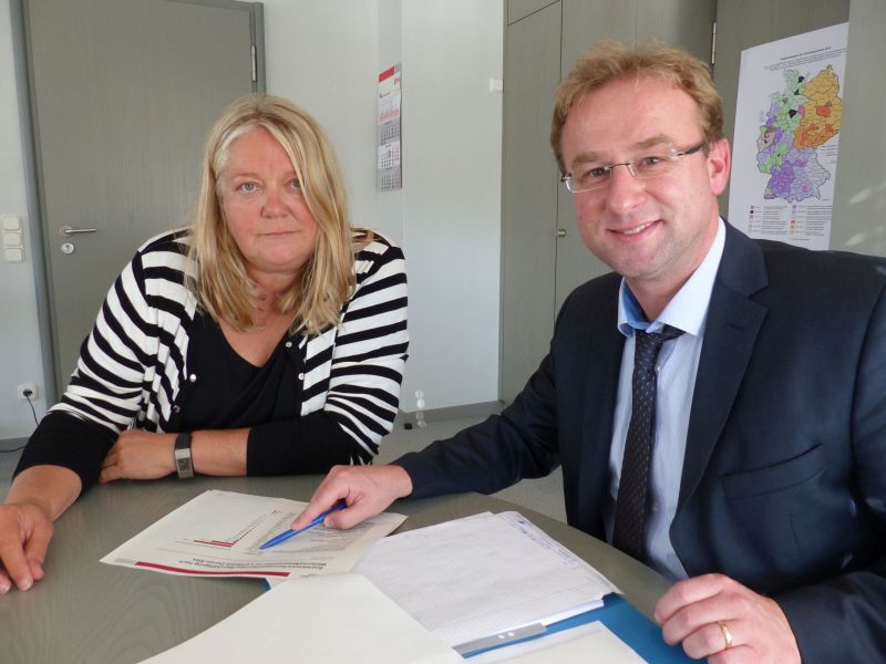 Landtagsabgeordneter Wolfgang Fackler tauschte sich mit der Leiterin der Agentur fr Arbeit in Donauwrth, Claudia Wolfinger, aus. Foto: Erdt